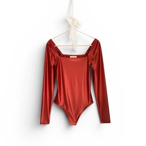 Babaton Satinette Squareneck Longsleeve Bodysuit Corsa Red - Size Small